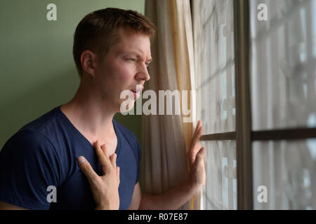 Junger stattlicher Mann mit asthmatischen Angriff zu Hause Stockfoto