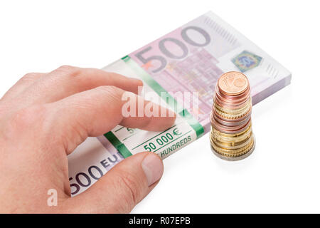 Männliche Hand oben auf ein Bündel Papier euro Geld und einen Stapel von Münzen auf weißem Hintergrund Stockfoto