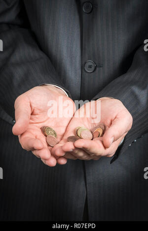 Unternehmer hält in seiner Hand ein paar Euro Münzen, close-up Stockfoto