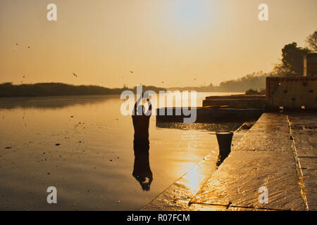 Hindu Morgengebet in der Sunrise in Ghat Yamuna River in New Delhi, Indien. Stockfoto