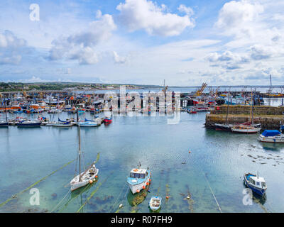 15. Juni 2018: Newlyn, Cornwall, Großbritannien - den Hafen und Badeort im Süden von West Cornwall. Stockfoto