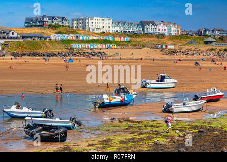 Vom 6. Juli 2018: Bude, Cornwall, UK - der Strand während der Sommerhitze, bei Ebbe. Stockfoto