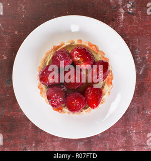 Nahaufnahme von Strawberry Shortcake in weiße Platte. Stockfoto
