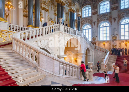 19. September 2018: St. Petersburg, Russland - Reisegruppen auf der Treppe von der Eremitage. Stockfoto