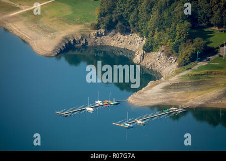 Luftaufnahme, See, Hennesee im Naturpark Sauerland-Rothaargebirge staut das Wasser der Henne, Segelboot pier, Behälter, Hennesee bei Ebbe, Ber Stockfoto