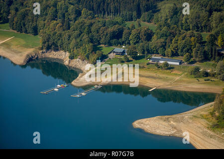 Luftaufnahme, See, Hennesee im Naturpark Sauerland-Rothaargebirge staut das Wasser der Henne, Segelboot pier, Behälter, Hennesee bei Ebbe, Ber Stockfoto