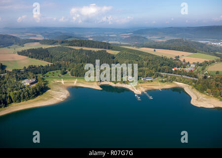 Luftaufnahme, See, Hennesee im Naturpark Sauerland-Rothaargebirge staut das Wasser der Henne, Restaurant H1, Behälter, Hennesee bei niedrigen Ti Stockfoto