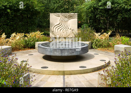 Bronze oder Frieden Kalachakra Mandala in der Tibetischen Peace Garden im Imperial War Museum mit Element Feuer hinter, London, UK Stockfoto