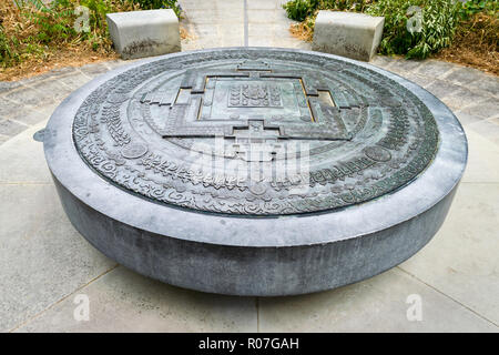 Bronze oder Frieden Kalachakra Mandala in der Tibetischen Peace Garden im Imperial War Museum, London, UK Stockfoto