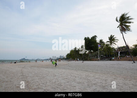 HUA HIN, THAILAND - 25. FEBRUAR 2017 - Blick auf den Strand Stockfoto
