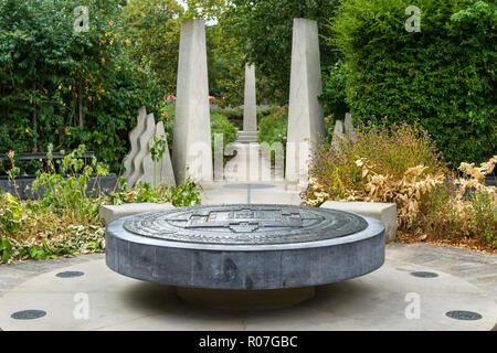 Bronze oder Frieden Kalachakra Mandala in der Tibetischen Peace Garden im Imperial War Museum, London, UK Stockfoto