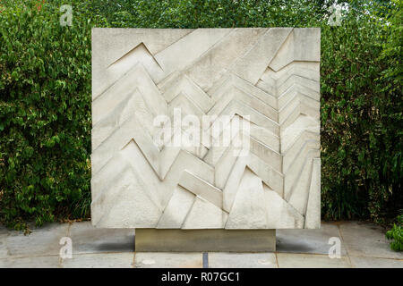 Element Erde Stein Skulptur in der Tibetischen Peace Garden, Imperial War Museum, London, UK Stockfoto