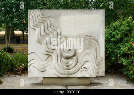 Wasser element Stein Skulptur panel mit teilweise entfernt Graffiti auf dem Bedienfeld in der Tibetischen Peace Garden, Imperial War Museum, London, UK Stockfoto