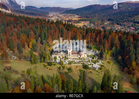 Luftbild von Schloss Peles in Sinaia, Rumänien Stockfoto