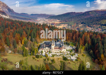 Luftbild von Schloss Peles in Sinaia, Rumänien Stockfoto