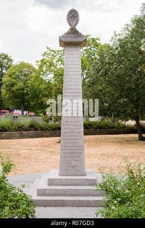 Die Sprache, die Säule mit Inschrift aus der Dalai Lama in der Tibetischen Peace Garden, Imperial War Museum, London, UK Stockfoto