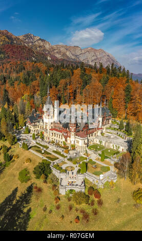 Panorama von Schloss Peles, Sinaia, Rumänien. Luftaufnahmen Stockfoto