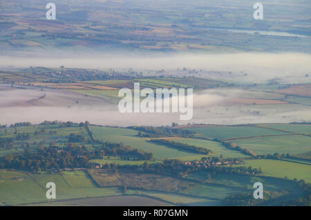 Morgennebel, Nebel, Bodennebel, Bodennebel tief auf der Landschaft von Cambridgeshire, von einem Flugzeug aus gesehen, das über dem Himmel fliegt. Luftaufnahme Stockfoto