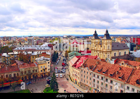 Blick in Ternopil aus der Vogelperspektive mit dunklen Wolken. Stadtbild Stockfoto