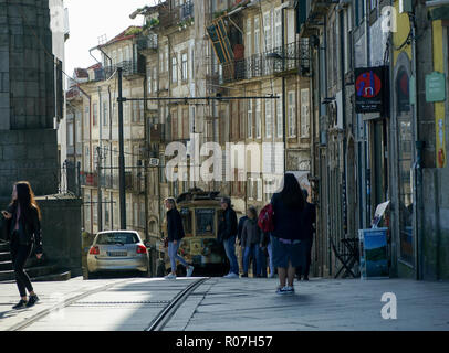 Porto Straßenbahn in Rua da Assunção-1 Stockfoto