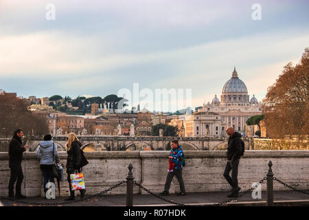 Touristen zu Fuß durch Rom, mit Blick auf den Petersdom und das Zentrum der Stadt. Stockfoto