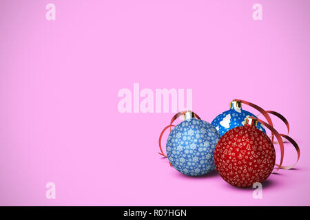 Drei Christmas Ball ornamnets sind auf einen farbigen Hintergrund mit viel Platz für Ihre Kopie Weihnachten Titel der Nachricht. 3D-Rendering. Stockfoto
