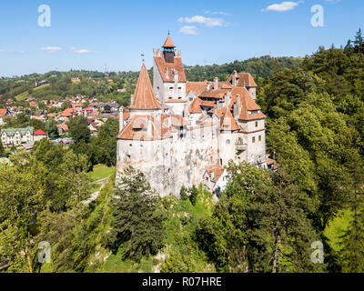 Schloss Bran, auf einem Hügel mit hohen Türmen, Mauern, roten Ziegeldächern, von Kleie Stadt, der Walachei, Siebenbürgen, Rumänien umgeben. Als Draculas Schloss bekannt Stockfoto