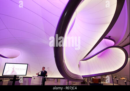 Der Gouverneur der Bank von England, Mark Carney spricht bei der Ankündigung der neuen Polymer & Pfund; 50 Hinweis, im Science Museum, Kensington, London. Die neue &Pound;50 Hinweis kennzeichnet eine prominente britische Wissenschaftler, und die Bürger auffordert, sich mit Vorschlägen zu kommen. Stockfoto