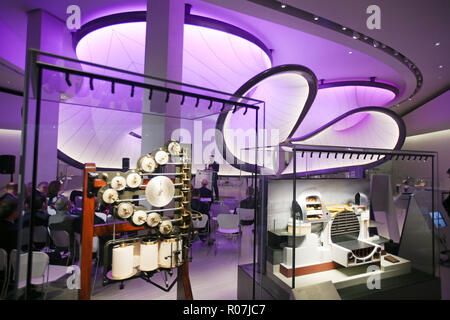 Der Gouverneur der Bank von England, Mark Carney spricht bei der Ankündigung der neuen Polymer & Pfund; 50 Hinweis, im Science Museum, Kensington, London. Die neue &Pound;50 Hinweis kennzeichnet eine prominente britische Wissenschaftler, und die Bürger auffordert, sich mit Vorschlägen zu kommen. Stockfoto