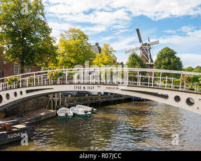 Mühle Zeldenrust und Brücke über Kleindiep Canal in der historischen Altstadt von Dokkum, Friesland, Niederlande Stockfoto