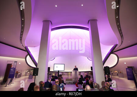 Der Gouverneur der Bank von England, Mark Carney spricht bei der Ankündigung der neuen Polymer & Pfund; 50 Hinweis, im Science Museum, Kensington, London. Die neue &Pound;50 Hinweis kennzeichnet eine prominente britische Wissenschaftler, und die Bürger auffordert, sich mit Vorschlägen zu kommen. Stockfoto