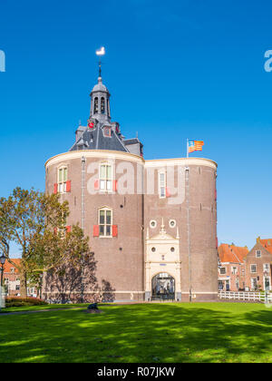 Drommedaris South City Gate im Hafen von Enkhuizen, Nord Holland, Niederlande Stockfoto