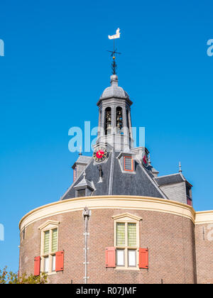 Oberseite des Drommedaris South City Gate im Hafen von Enkhuizen, Nord Holland, Niederlande Stockfoto