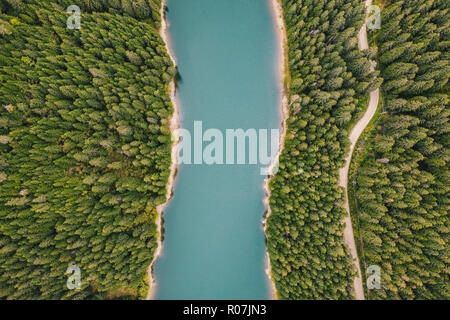 See mitten im Wald von oben gesehen. Bolboci See, Karpaten, Rumänien Stockfoto