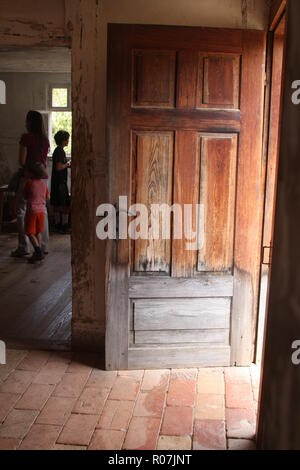 Eintritt in Bauernhaus aus dem 19. Jahrhundert im Frontier Culture Museum in Staunton, VA, USA Stockfoto