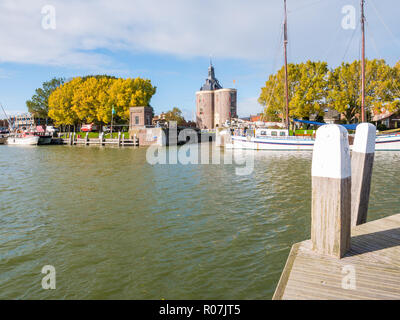 Eingang zum alten Hafen und City Gate Drommedaris in der historischen Altstadt von Enkhuizen, Noord-Holland, Niederlande Stockfoto