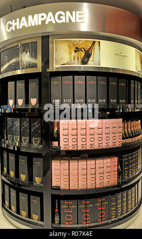 Champagne Anzeige im Duty Free Shop des Changi International Airport, Singapur Stockfoto