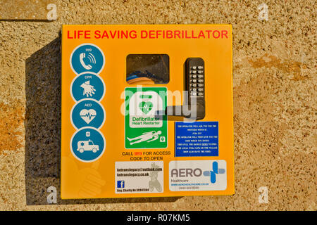 Lebensrettenden DEFIBRILLATOR AN EINER WAND KEIRANS LEGACY Stockfoto