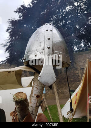 Eine eiserne Ritter Helm auf eine hölzerne Stange. Stockfoto