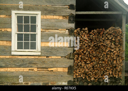 Brennholz, gestapelt von einem Blockhaus. Frontier Culture Museum in Staunton, VA, USA. Stockfoto