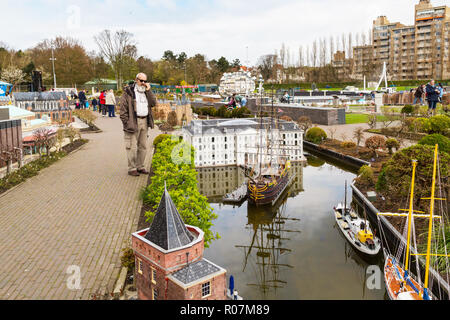Den Haag, Niederlande - 8 April 2016: Menschen bei Madurodam, Holland Park und touristische Attraktion in Den Haag, Niederlande Stockfoto