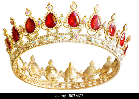 Goldene Krone mit roten und weißen Diamanten. Gold Tiara für Prinzessin. Teuren Schmuck. Dekoration für König oder Königin, magic Krone auf weißem Bac isoliert Stockfoto