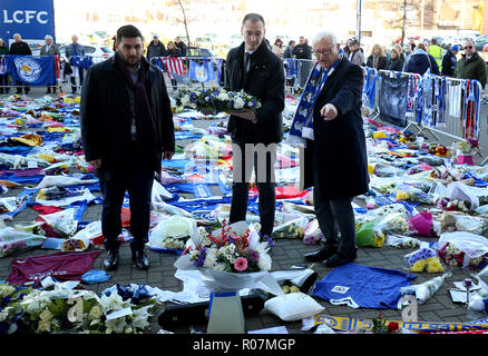 Leicestershire Polizei und Verbrechen Kommissar Herrn Bach sieht sich die Tribute in Leicester City Football Club. PRESS ASSOCIATION Foto. Bild Datum: Freitag, 2. November 2018. Leicester Vorsitzender, vichai Srivaddhanaprabha, gehörte zu denen, die zu haben auf tragische Weise ihr Leben am Samstag Abend, wenn ein Hubschrauber mit ihm und vier andere Personen außerhalb King Power Stadion abgestürzt verloren. Siehe PA-Geschichte Fußball Leicester. Photo Credit: Nigel Französisch/PA-Kabel Stockfoto