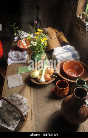 Küche Tisch am Fenster in den 1700er Jahren. Ausstellung an der Grenze Museum in Staunton, VA. Stockfoto