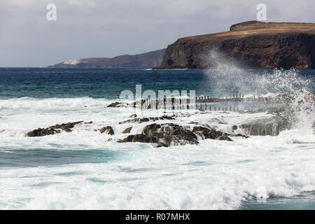 Natürliche Pools in Agaete auf Gran Canaria. Wilde Meer nach der beliebten Attraktion an der Küste in Kanarische Inseln, Spanien Stockfoto