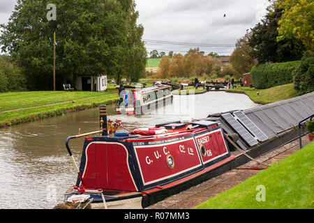 Der Kanal pound oben Hillmorton Bottom Lock, Oxford Canal Nord, offiziell den verkehrsreichsten Setzen von Sperren auf dem englischen Kanal System Stockfoto