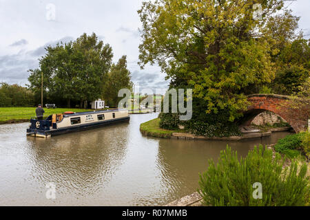 Nähert sich ein 15-04 Hillmorton Bottom Lock, und auf der rechten Seite der Brücke Nr. 70 über der Grantham Arm, Oxford Canal Nord, Warwickshire, England, Großbritannien Stockfoto