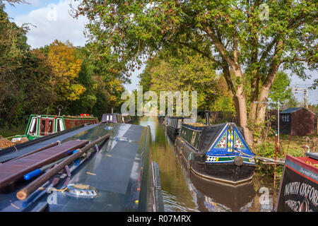 Verhandlungen narrowboats günstig auf beiden Seiten der Oxford Canal (Norden) an Stretton stoppen, in der Nähe von Brinklow, Warwickshire, England, UK (WOP) Stockfoto