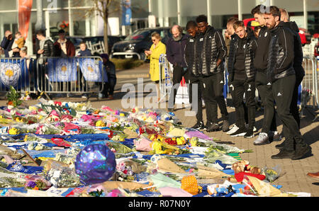 Leicester City Spieler und Mitarbeiter versammeln sich die Tribute in Leicester City Football Club zu suchen. Stockfoto