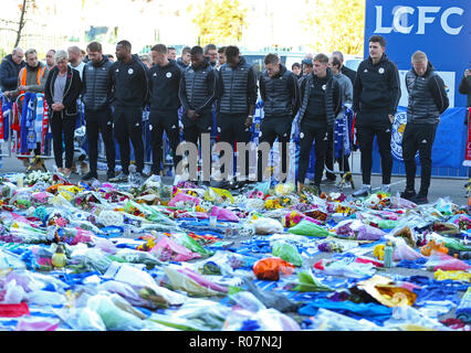 Leicester City Spieler versammeln sich die Tribute in Leicester City Football Club zu suchen. Stockfoto